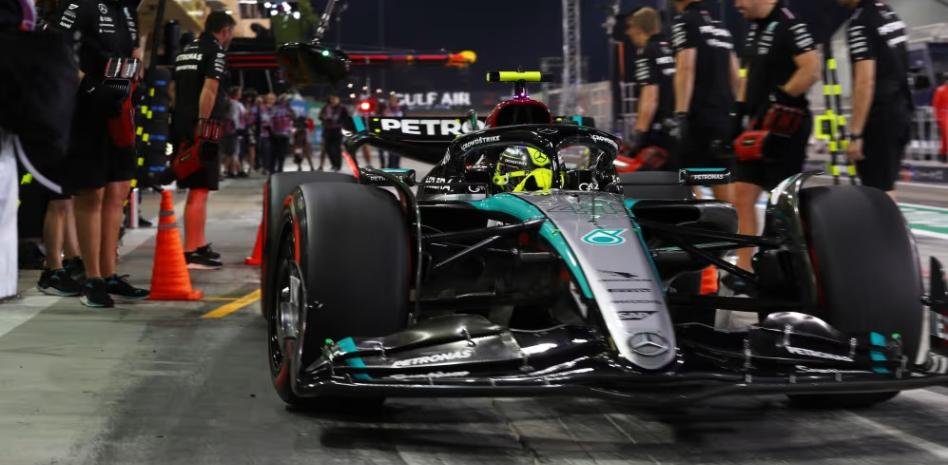 Hamilton manda, Mercedes avisa y ’Checo’ Pérez acaba décimo, en los segundos libres